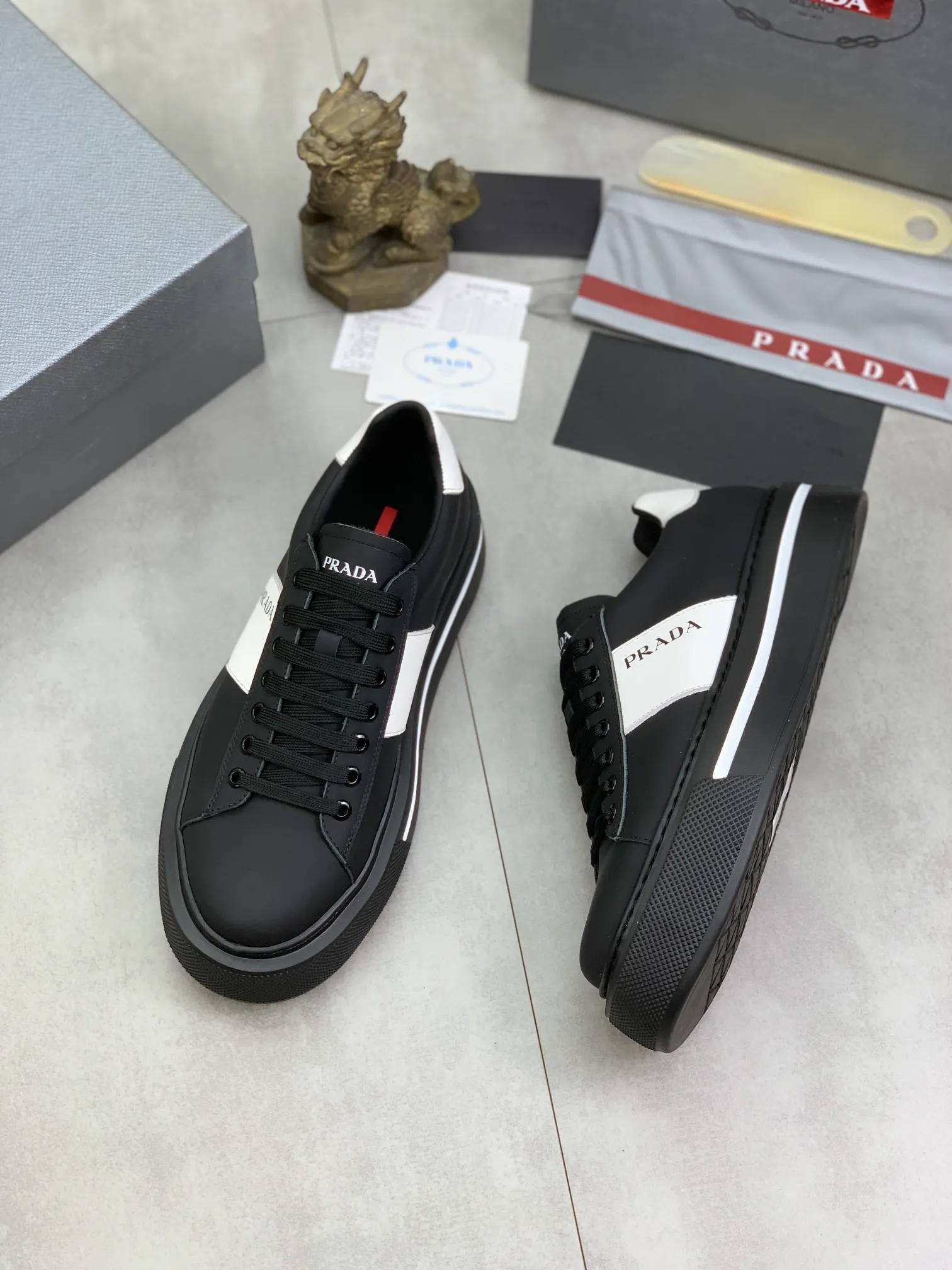 Men's Men's Shoes💰P560💰【New Style】 The latest model of high-quality PRADA classic men's shoes has been launched on the official website in 1:1 replica, synchronized in Hong Kong counters and on the same catwalk; all made of calfskin ➕Imported cowhide lining, 🍡🍡original rubber outsole 1:1 non-slip and wear-resistant; comfortable to wear, attractive style, fine workmanship, and simple and neat shoe last, showing a man's courage and toughness, 👍Number 38 to 44 (45 can be customized) 4⃣️colors🉑️ to choose from